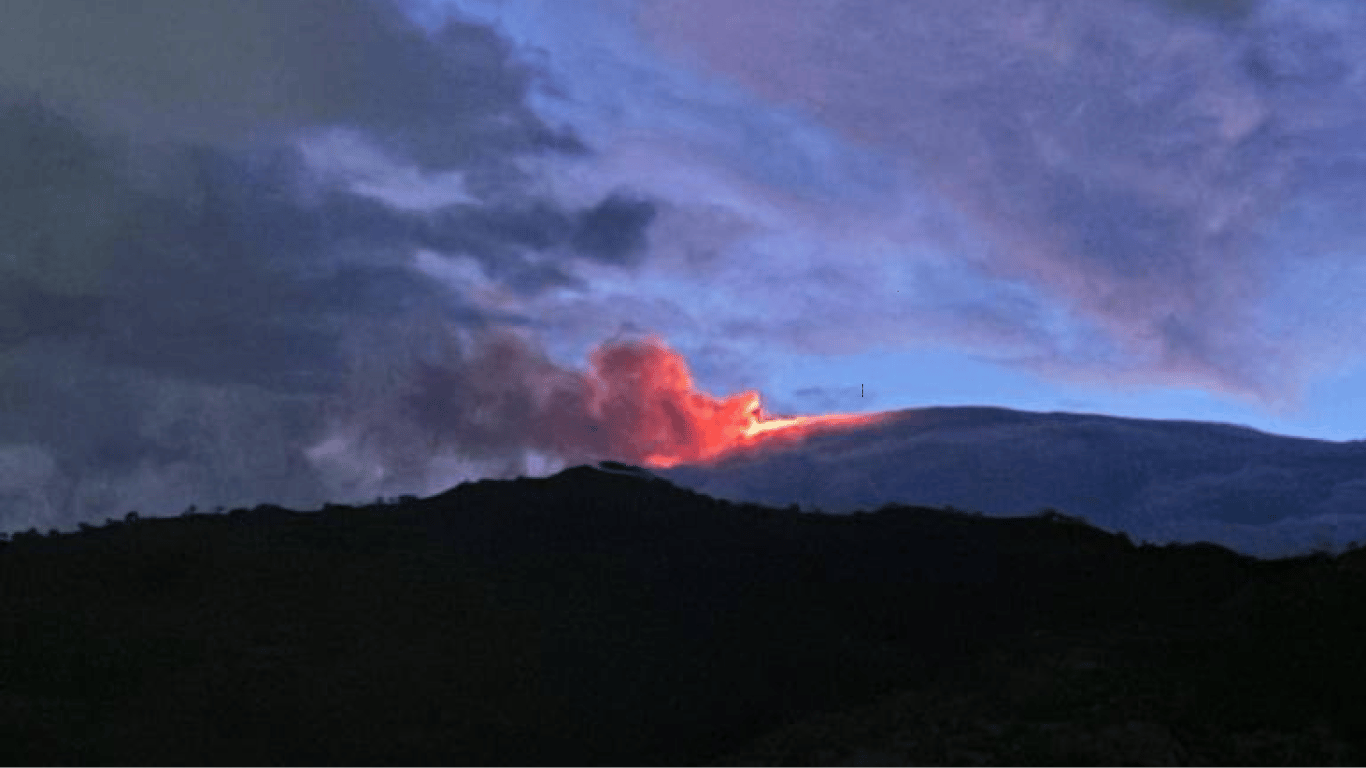 На острове Сицилия произошло извержение вулкана Этна — впечатляющие кадры