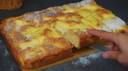 Королівська шарлотка зі сметанною заливкою: рецепт з яблуками - 290x166