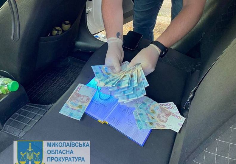 В Миколаєві поліцейські вимагали хабар у 1 000 доларів.