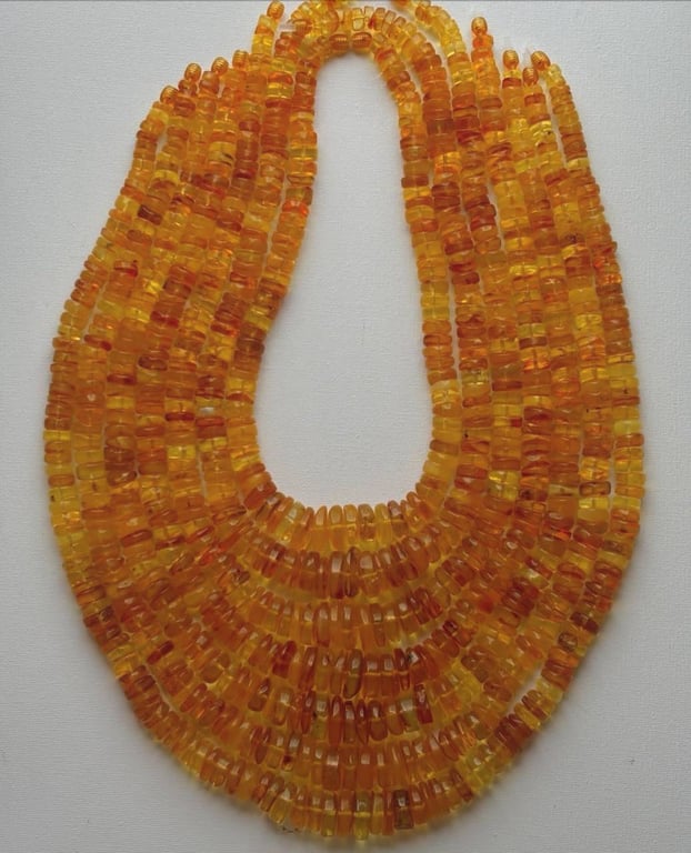 Час діставати бабусині буси з серванту