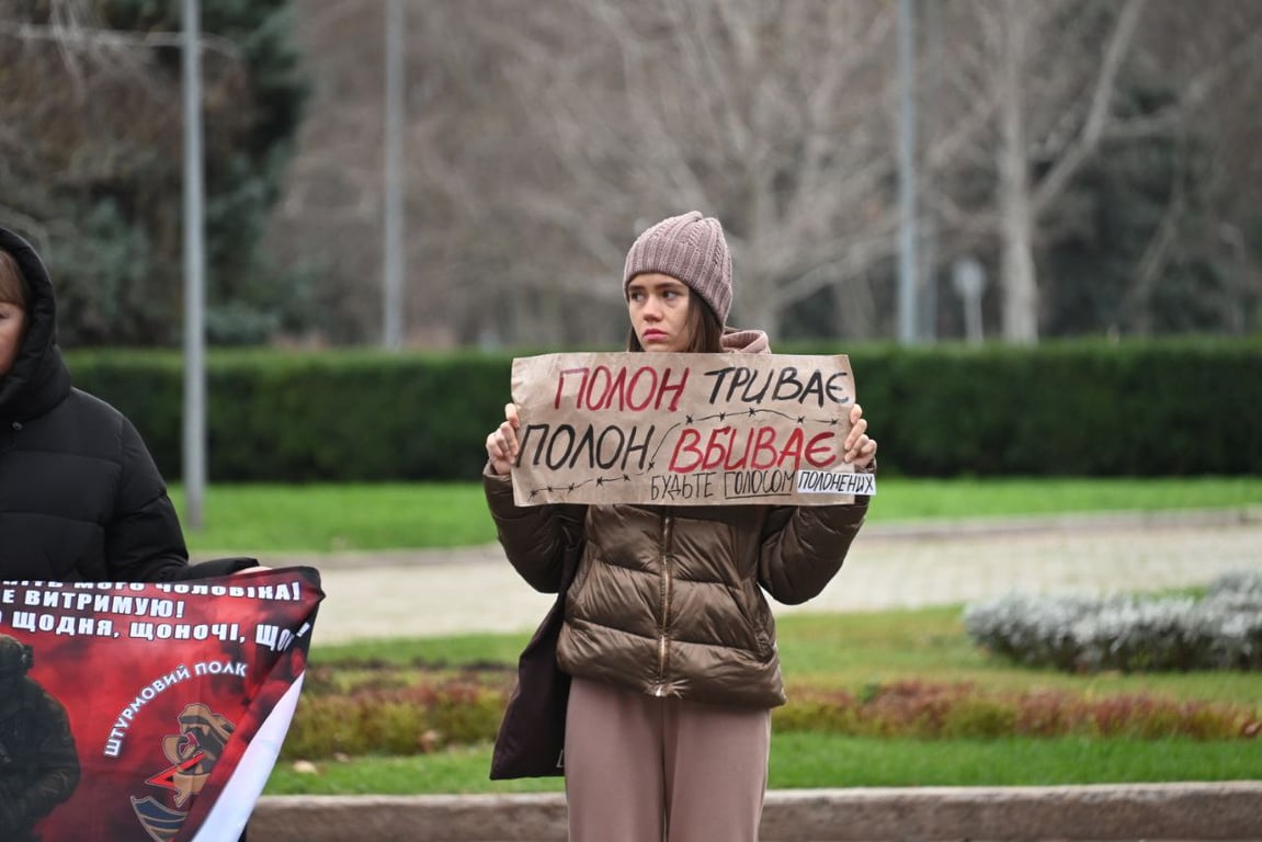 Мітингувальники закликають водіїв сигналити на знак підтримки полонених.
