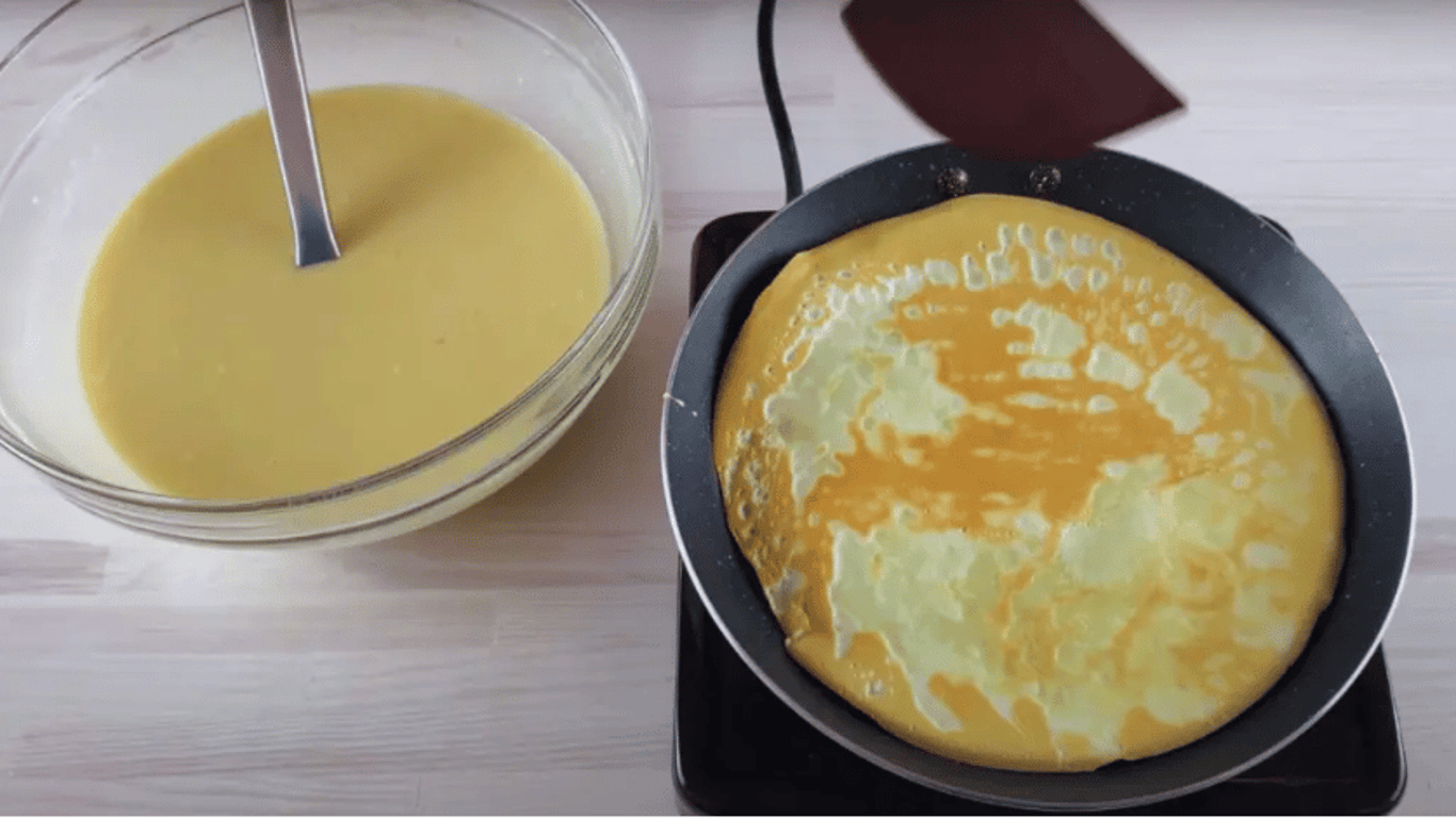 Смачні млинці на воді на сніданок: знадобиться 2 яйця та 250 г борошна