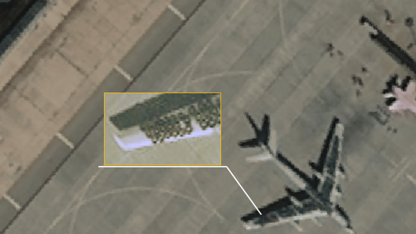 Росіяни розвеселили соцмережі "надійним" захистом своїх Ту-95 від дронів