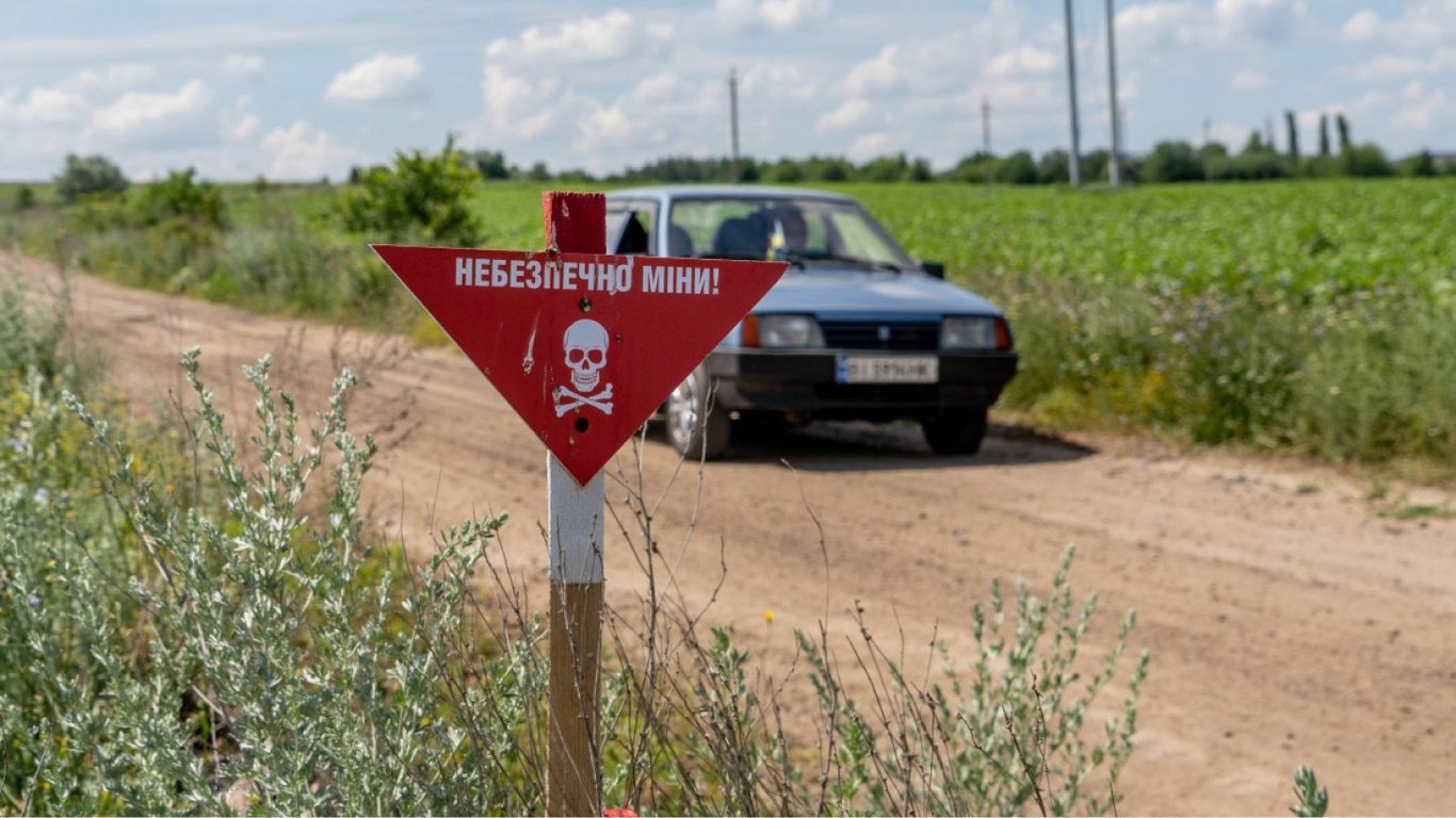 Мужчина взорвался на мине в Изюмском районе Харьковской области