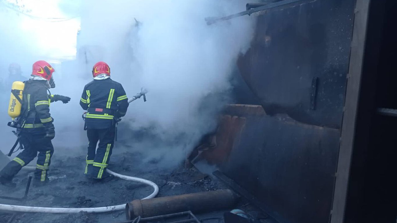 У Києві горить будівля у Голосіївському районі