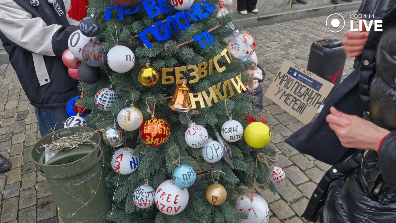 В центрі Одеси встановили незвичайну ялинку — фоторепортаж - фото 5