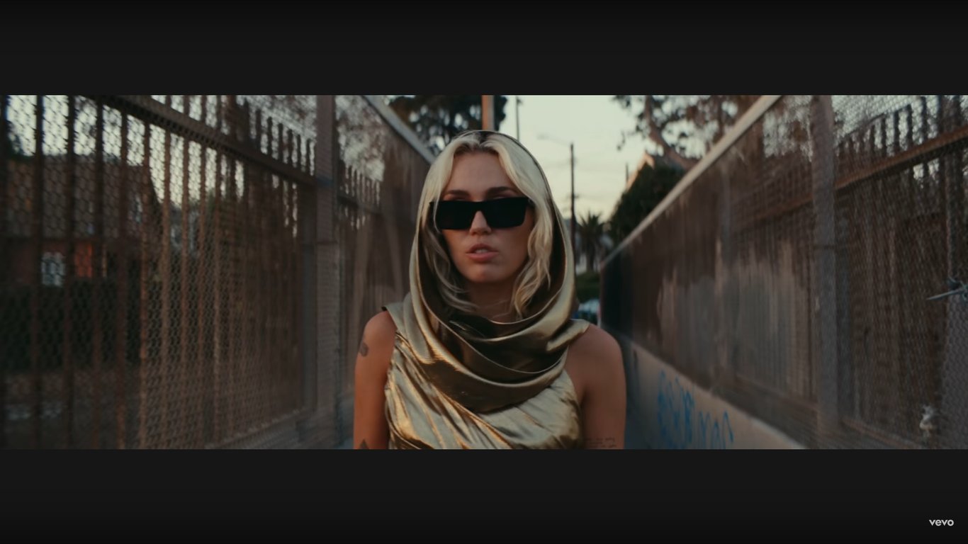 Майлі Сайрус в кліпі на пісні "Flowers" . Фото: скриншот