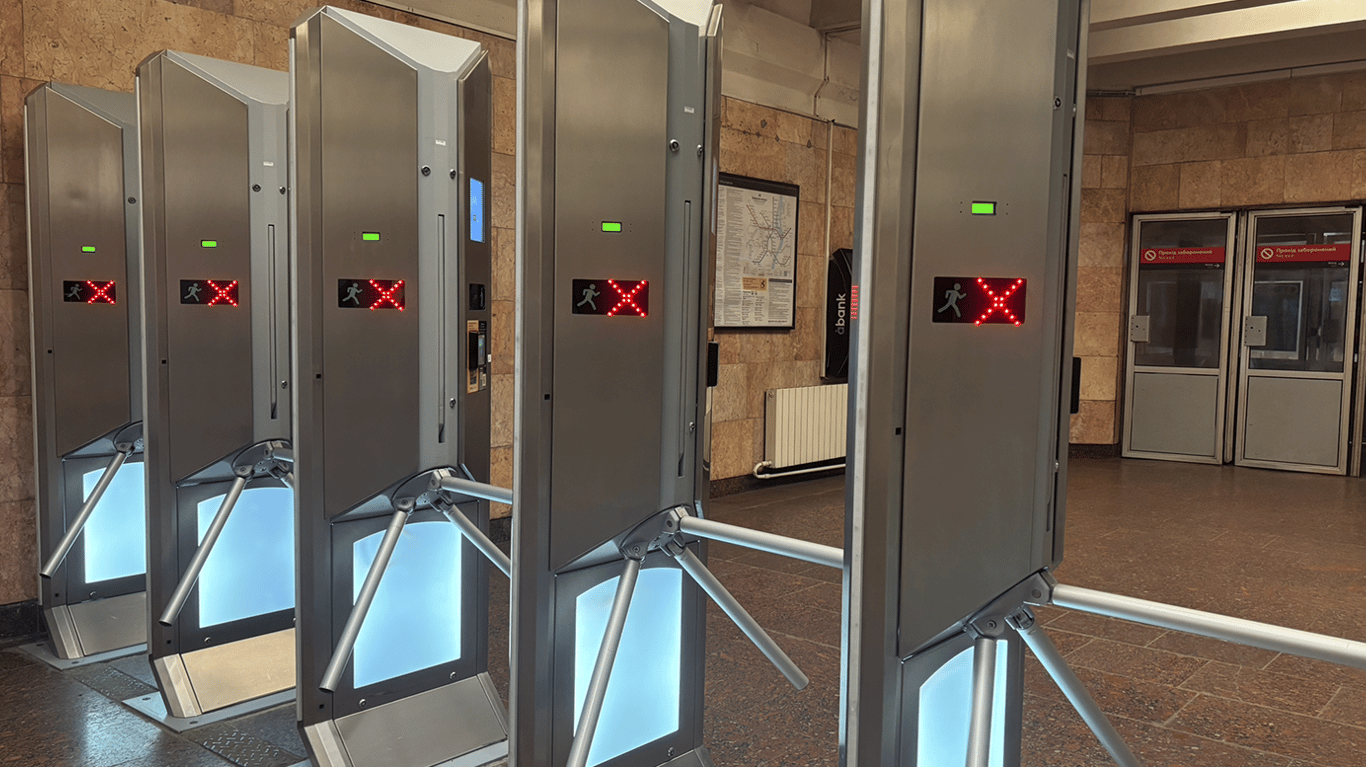 Проїзд у метро Києва: який вигляд мали перші турнікети (відео)