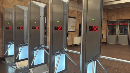 Лякали пасажирів: який вигляд мали перші турнікети у метро Києва - 290x160