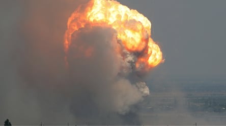 Появились впечатляющие фото взрыва на военном полигоне в Крыму - 285x160