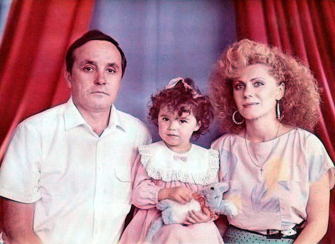 Маленька Настя Каменських з батьками