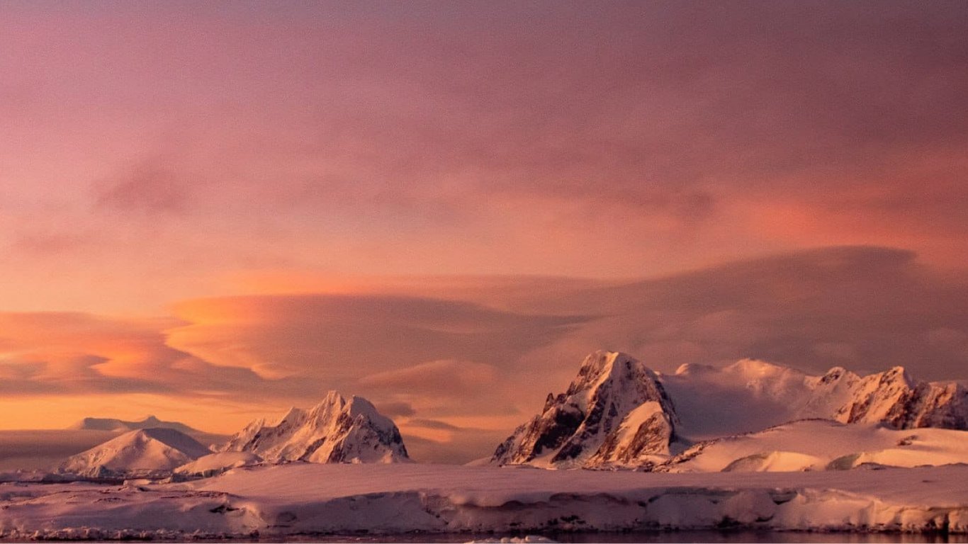 Цвет Барби: полярники показали живописные рассветы и закаты в Антарктиде