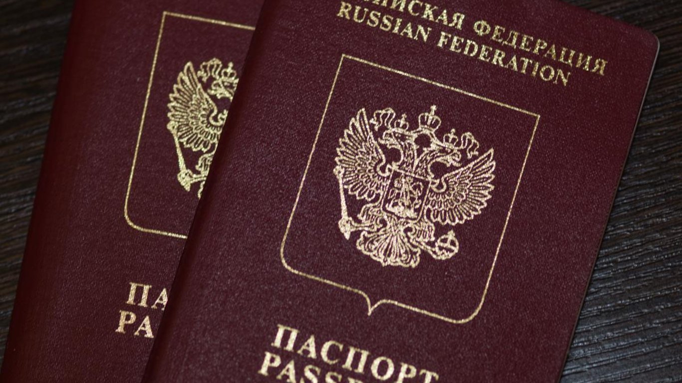 В Мариуполе оккупанты заставляют людей получать российские паспорта: сколько раздали