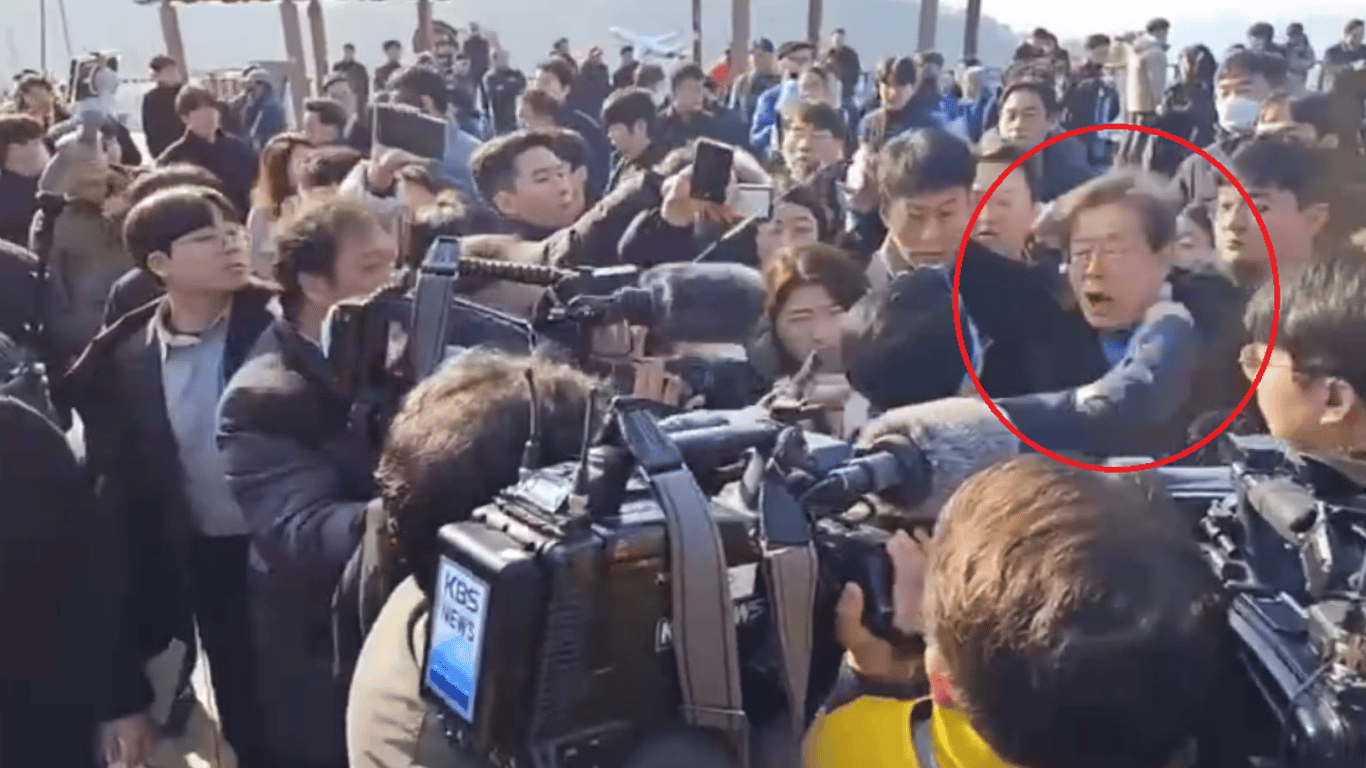 В сети показали нападение на лидера политической оппозиции Южной Кореи