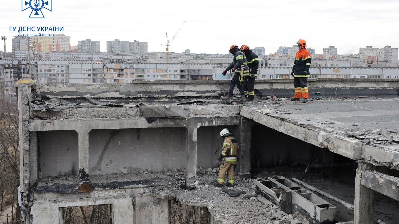 Рятувальники показали, як розбирають зруйновані багатоповерхівки на Північній Салтівці - 250x140