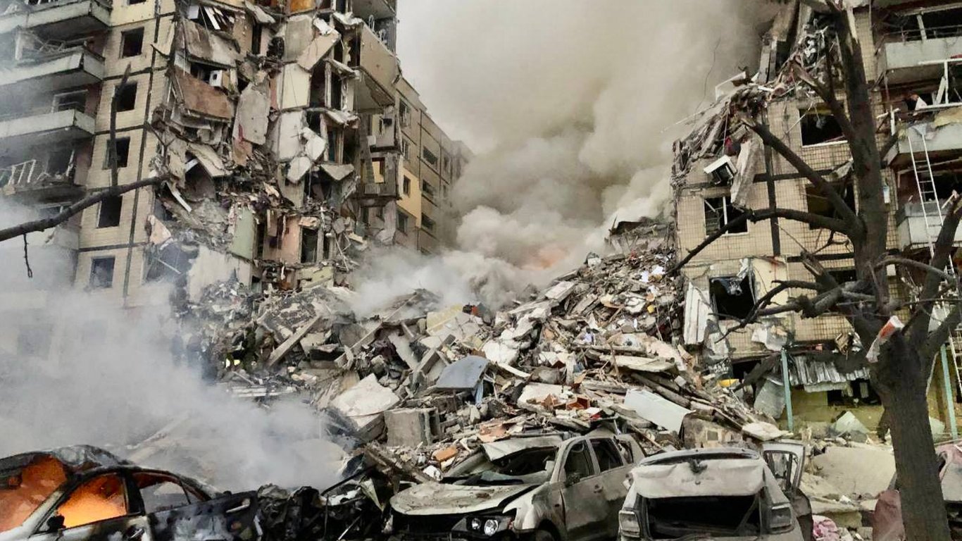 Попадание ракеты в здание в Днепре: стало известно количество пострадавших