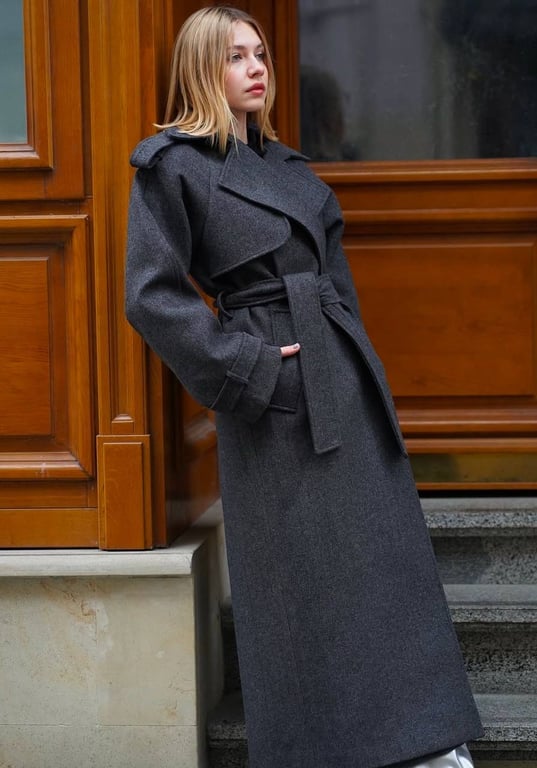 Пальто з поясом має дуже елегантний вигляд