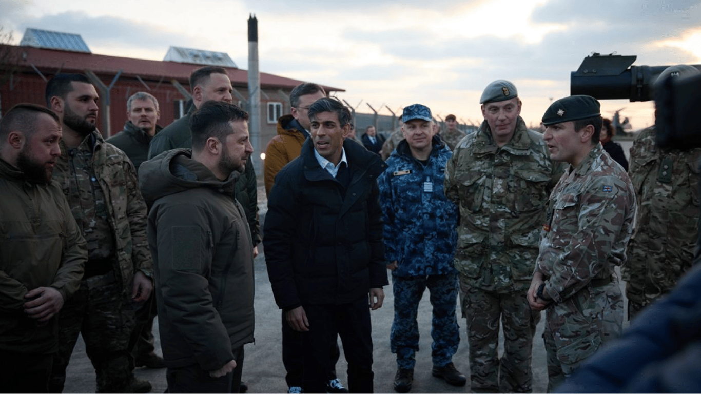 Зеленский посетил военных ВСУ, проходящих обучение на танках Challenger в Британии