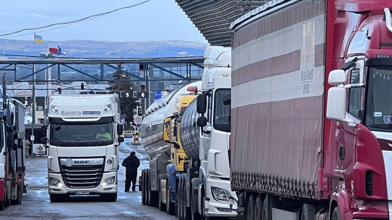 В Польщі відповіли, чи насправді перевізники блокують військову допомогу на кордоні