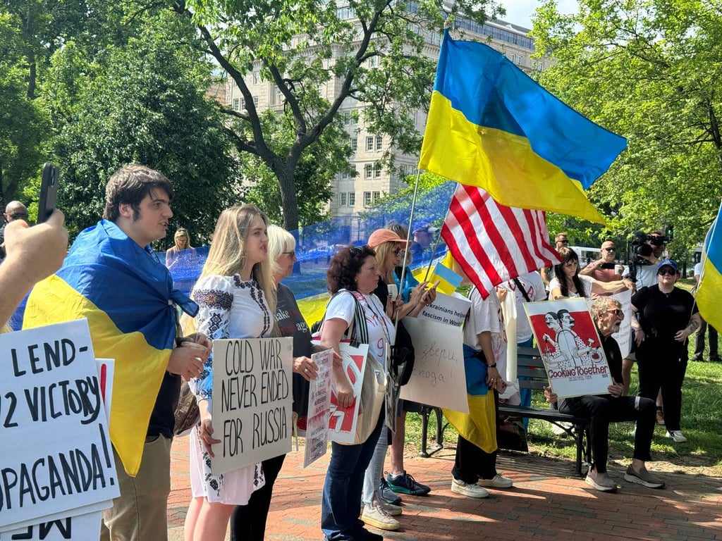Українці вийшли проти російського "побєдобєсія" у Вашингтоні