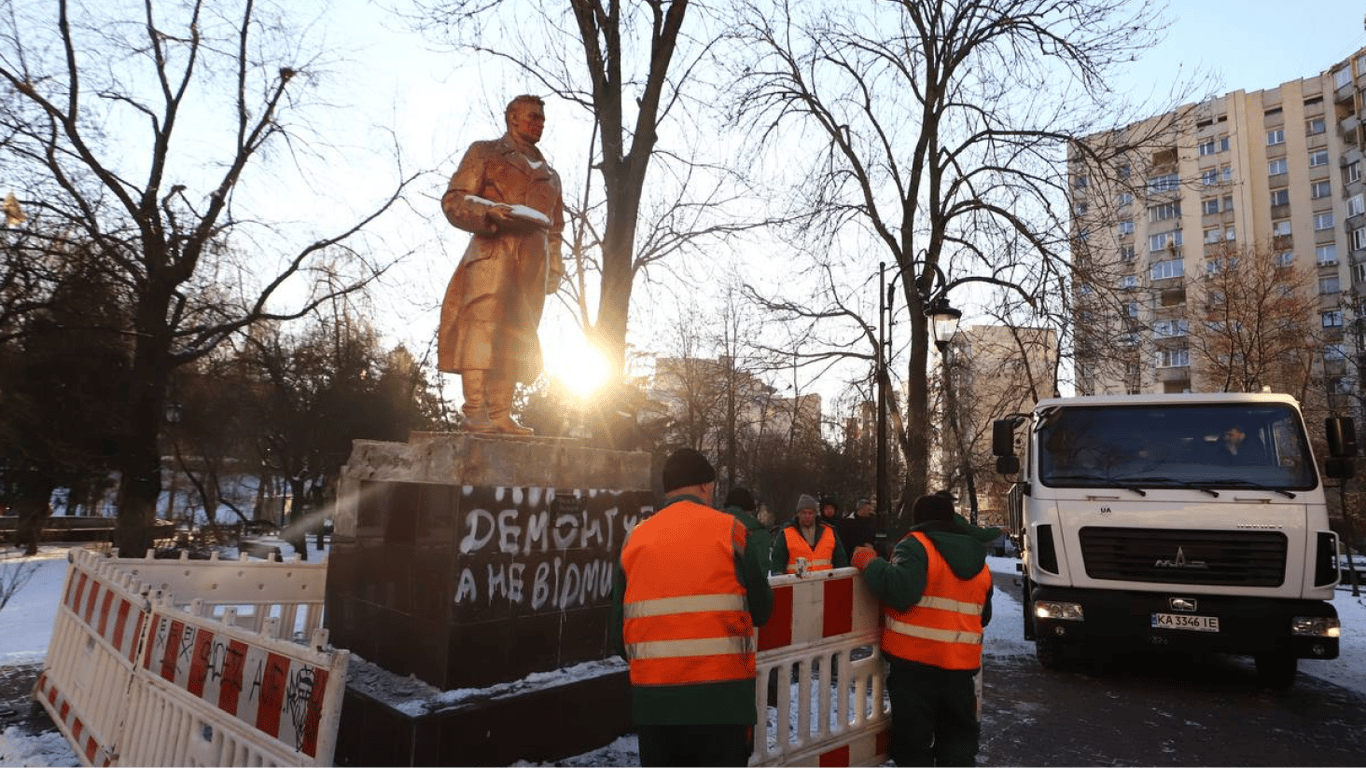 У Києві демонтували пам'ятник радянському льотчику Чкалову