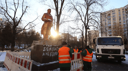 В Киеве демонтировали памятник советскому летчику Чкалову: что с ним будут делать - 285x160