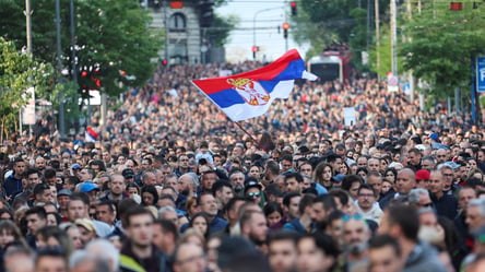 Сербія протестує: люди вимагають відставки урядовців - 285x160