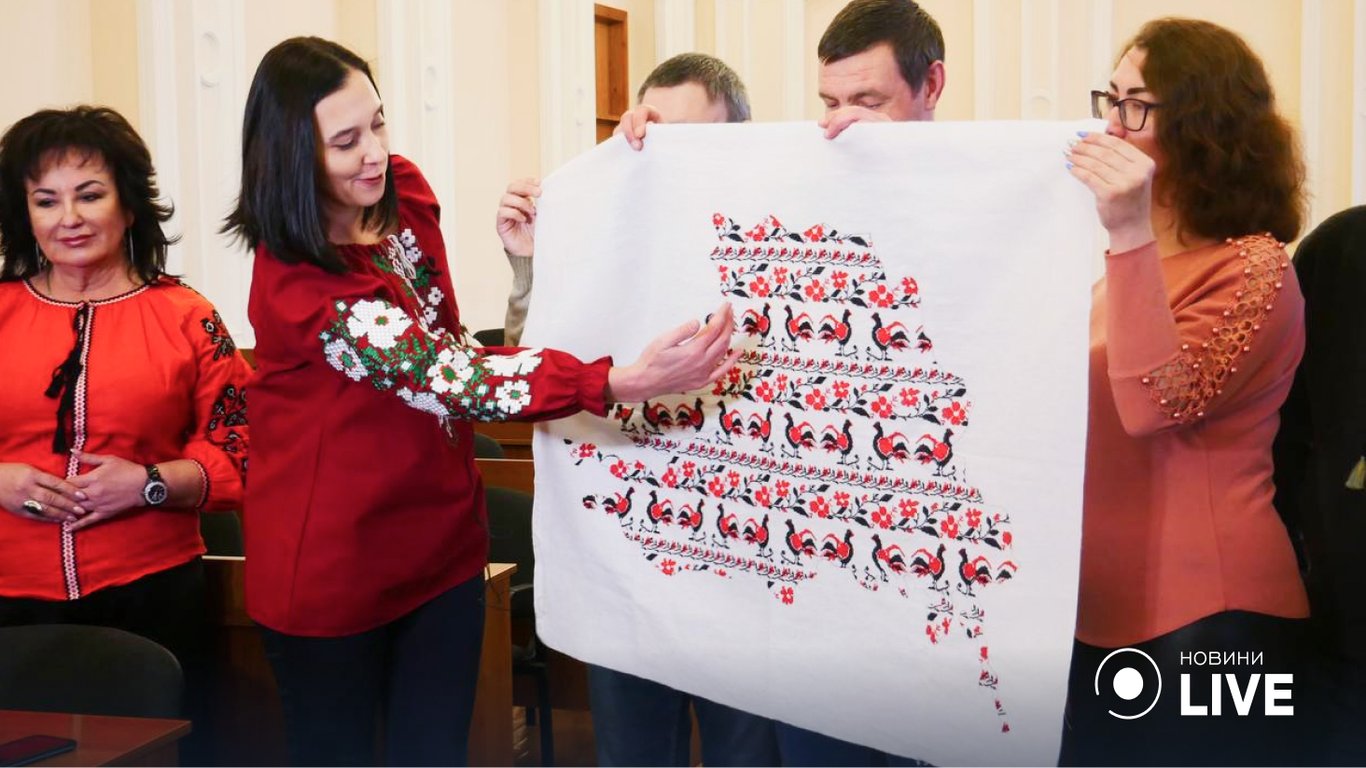 "Вишиваємо Україну наукою": в Одесі презентували вишиту мапу звільненої Херсонщини