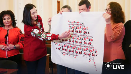 "Вишиваємо Україну наукою": в Одесі презентували вишиту мапу звільненої Херсонщини - 285x160