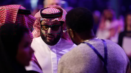 Усик неоднозначно высказался о Турки Аль аш-Шейхе - 285x160