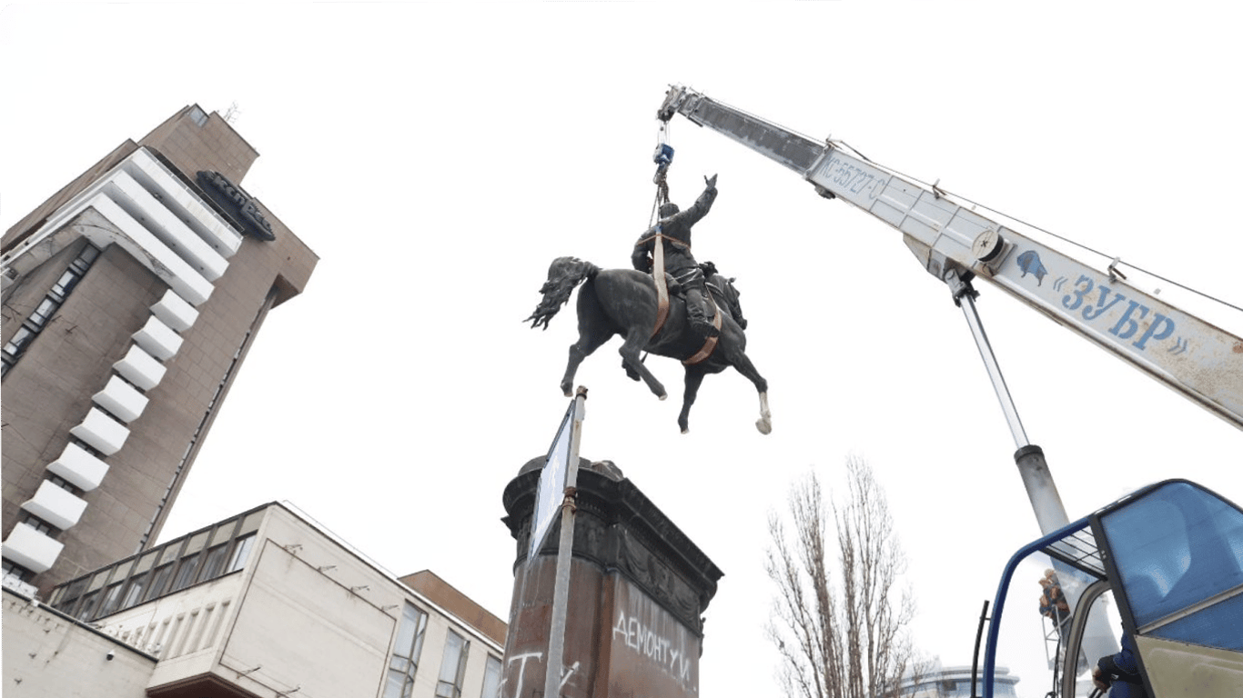 Остались только копыта — в Киеве завершили демонтаж памятника Щорсу
