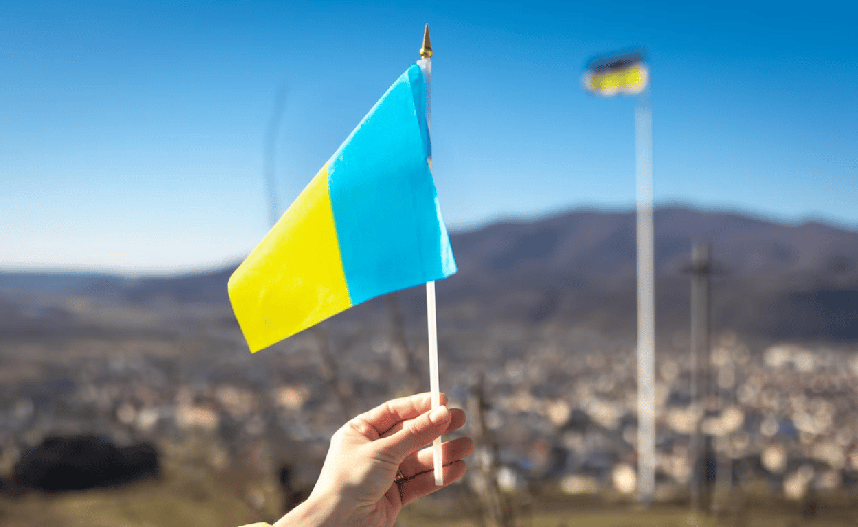 Женщина, которая держит в руке украинский флаг