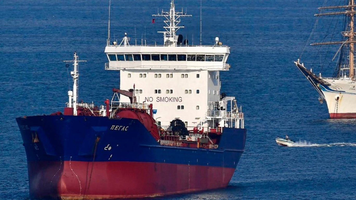 РФ вперше дозволила нафтовим суднам пройти через Арктику: чим це загрожує