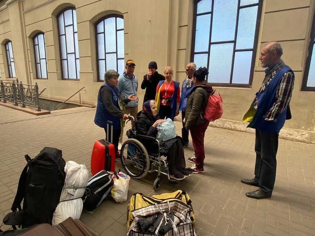 Люди на пероні на вокзалі у Львові. Фото: Новини.LIVE