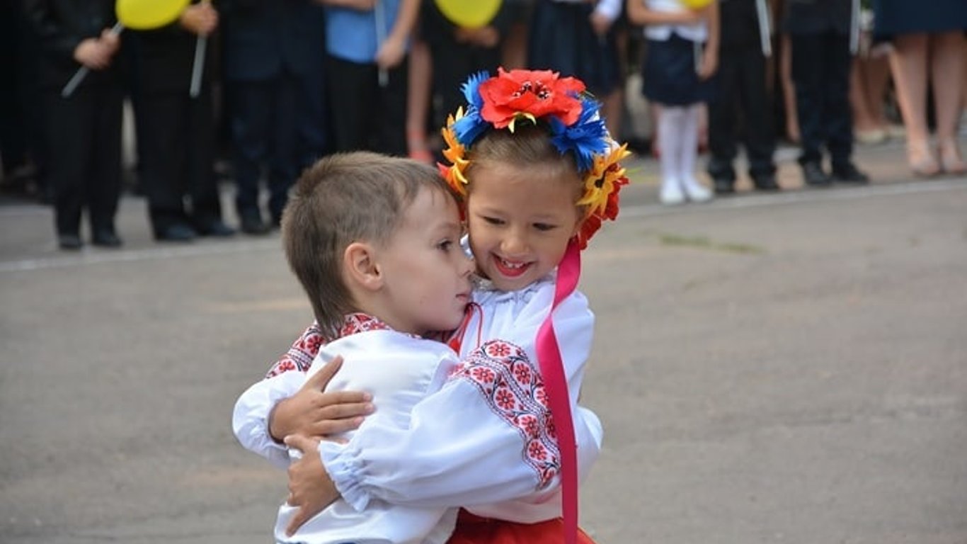 Горсовет Мариуполя показал трогательные фото, каким раньше было 1 сентября в школах города
