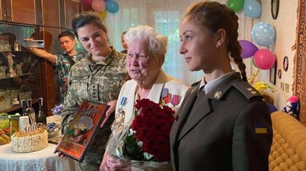 Концерт під вікнами та щирі привітання: одеська ветеранка відзначила 100-річний ювілей - 285x160