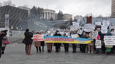 В Киеве жены военных вышли на митинг с требованием демобилизовать их мужей - 285x160
