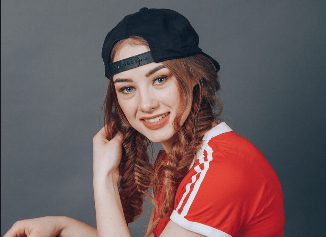 Кепку почали носити задом наперед не просто так