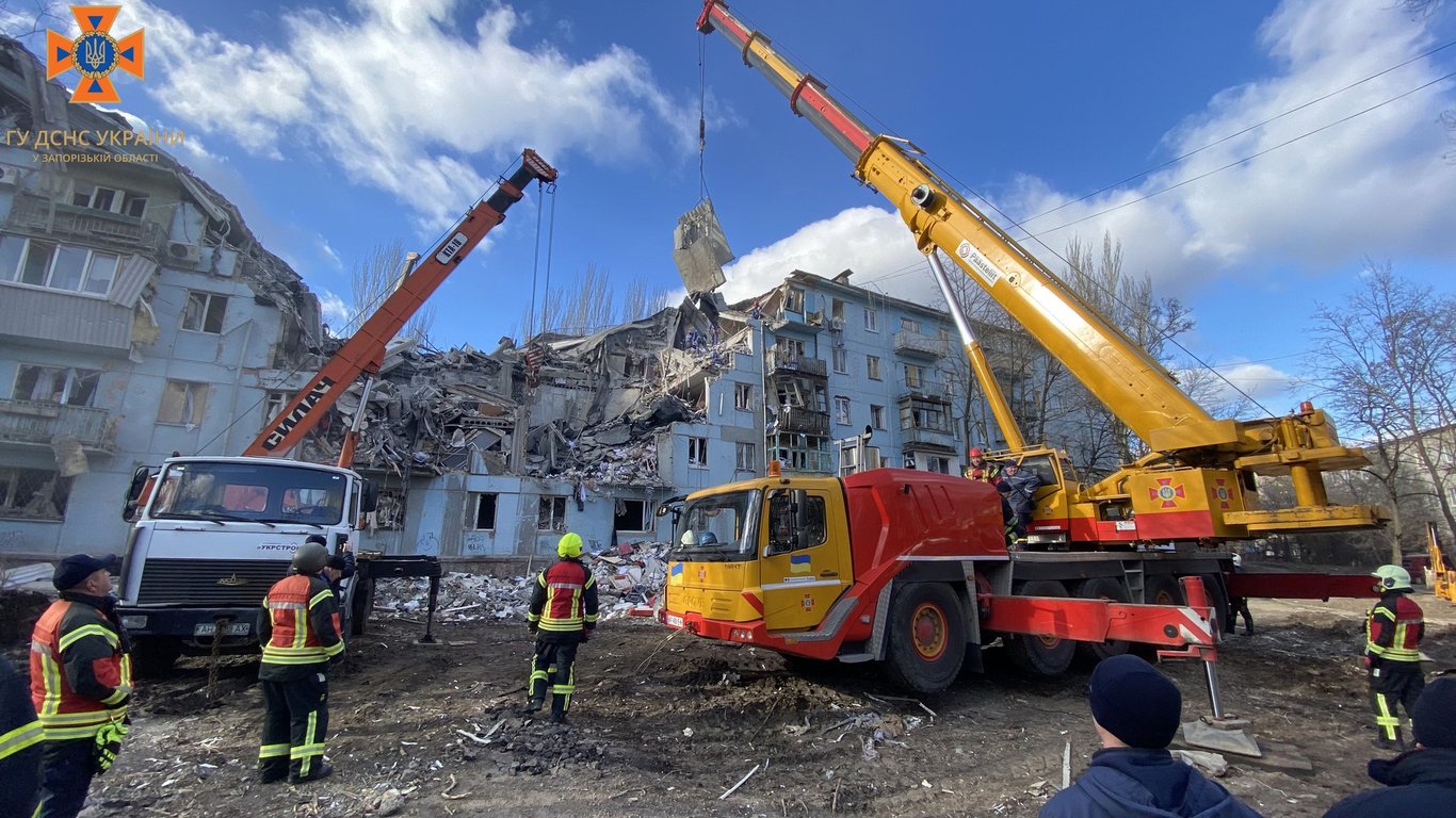 Ракетний удар по будинку у Запоріжжі: рятувальники продовжують шукати людей під завалами