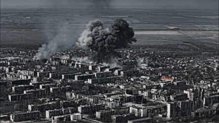 Город-призрак: в ГПСУ показали удар по Константиновке авиабомбами - 290x160