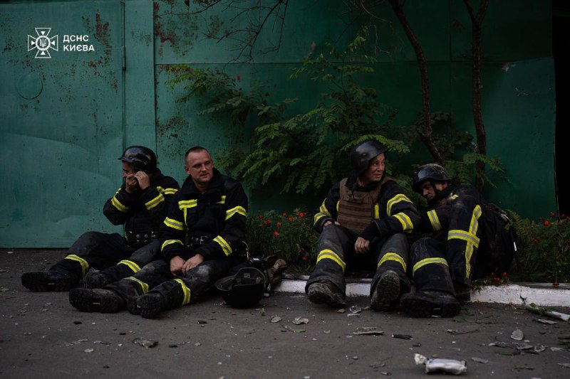Масована атака на Київ — у ДСНС оприлюднили кадри з ліквідації наслідків - фото 3