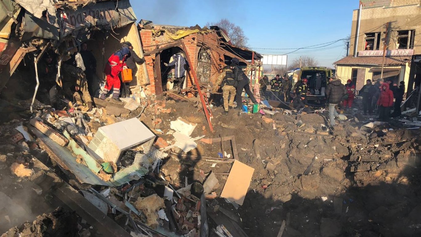 Росіяни обстріляли ринок на Харківщині — під завалами шукають людей