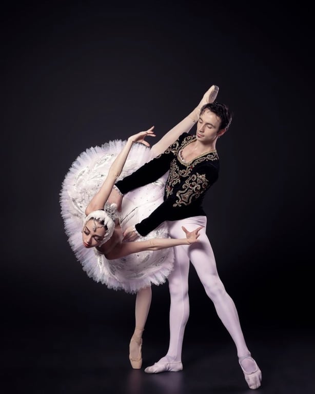 Український артист балету Олександр Стоянов разом з дружиною Катериною Кухар. Фото: instagram.com/stoianov_oleksand
