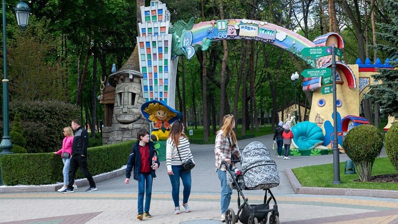 Несмотря на обстрелы, в парке Харькова расцвели подснежники и крокусы — яркие фото