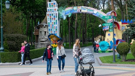 Несмотря на обстрелы, в парке Харькова расцвели подснежники и крокусы — яркие фото - 285x160