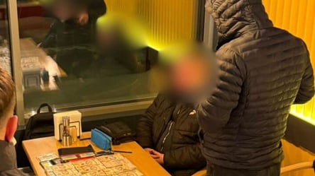 Вимагав відкат — посадовця КМДА затримали на хабарі у 1,2 млн грн - 285x160