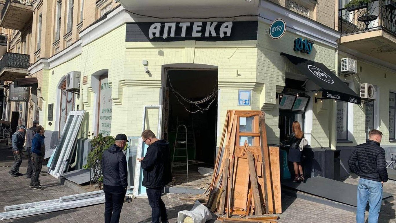 У Кличко блокируют установку отреставрированных активистами дверей в старейшей аптеке столицы