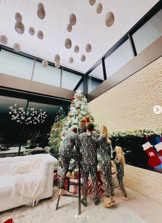 Шедевр максимализма — чем удивляет елка Майкла Бубле (фото) - фото 1