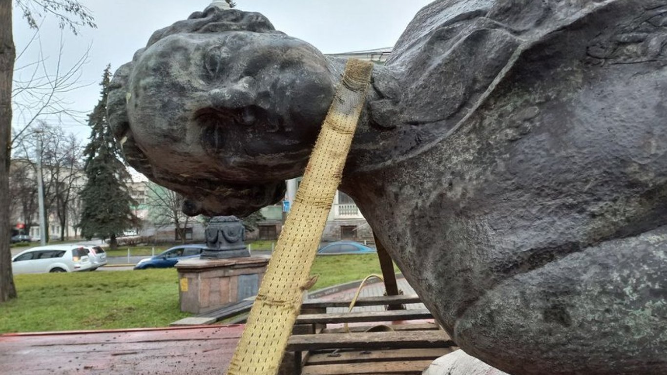 У Дніпрі знесли пам'ятник Ломоносову: фото, відео
