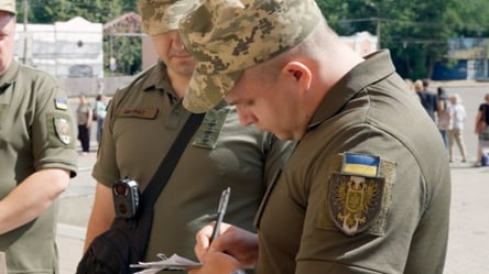 В Одессе мужчина с ножом напал на работников ТЦК: два человека ранены - 290x166